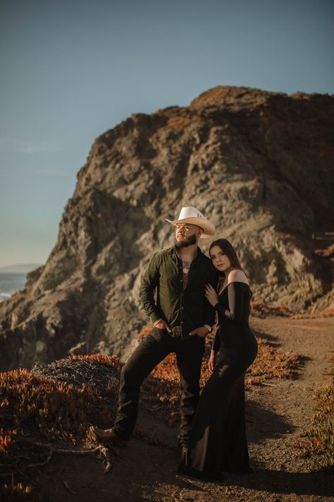 Western Engagement Pictures, Creative Engagement Photo, Western Engagement, Mexican Wedding Dress, Couple Engagement Pictures, Engagement Photo Shoot, Family Photo Pose, Anniversary Photoshoot, Wedding Couple Poses Photography