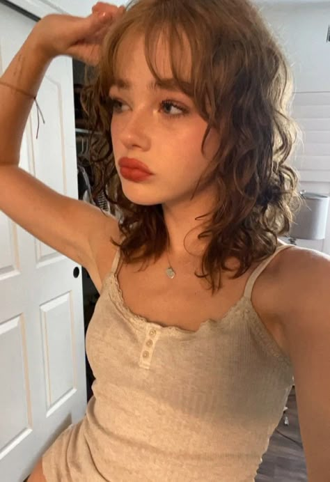 Pretty Girls With Bangs, Curly Fringe, Bangs Wavy Hair, Natural Curly Hair Cuts, Curly Bangs, Peinados Fáciles Para Cabello Corto, Wispy Bangs, Paris Love, Curly Hair With Bangs