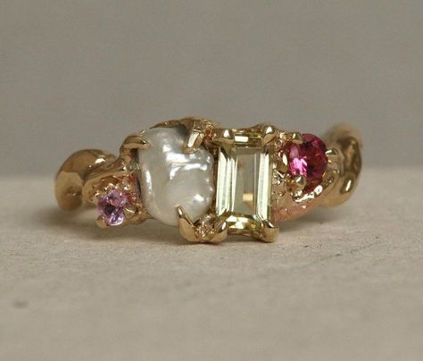 Ring With Pearl, Sapphire Stones, Cute Engagement Rings, Personal Jewelry, Future Engagement Rings, Ring Inspo, Pearl Pink, Dope Jewelry, Twist Ring