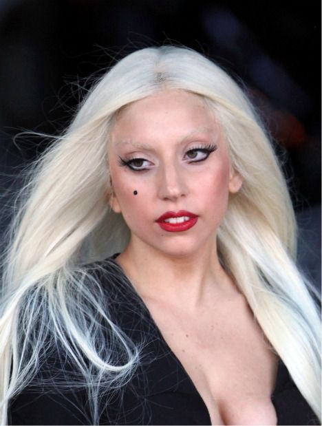 Lady Gaga-with platinum, long blonde hair, red lips, faux beauty mark and very winged liner. Lady Gaga Long Blonde Hair, Blonde Hair Bleached Eyebrows, Lady Gaga Blonde, Lady Gaga Hair, Vampire Hair, Speak German, Bleached Eyebrows, Blonde Eyebrows, Lady Gaga Photos