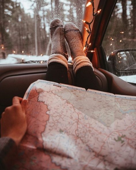 Essentials for the road trip co-pilo Winter Poster, Winter Road, Foto Tips, Tumblr Photography, Winter Adventure, Studio Photo, Jolie Photo, Winter Aesthetic, Winter Photography