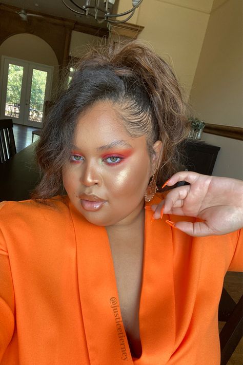 Makeup Plus Size Face, Orange Rhinestone Makeup, Smokey Orange Eye Makeup, Orange Outfit Makeup, Dramatic Eye Makeup Looks, Orange Red Makeup, Orange Dress Makeup, Makeup For Orange Dress, Orange Lipstick Makeup