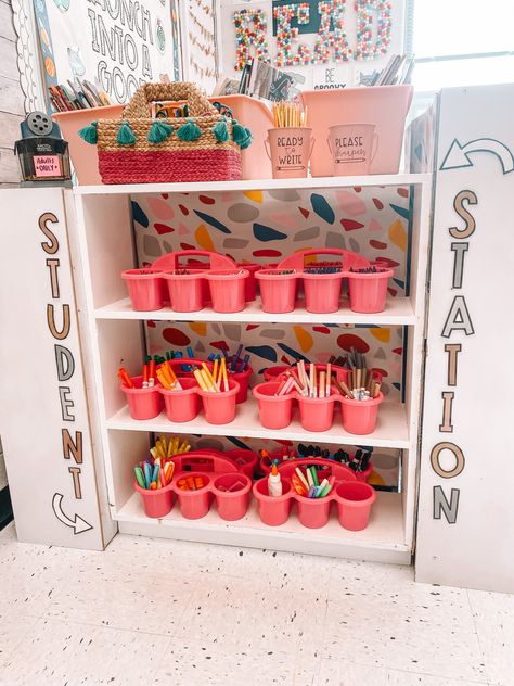 1st Grade Teacher Ideas, Student Supply Station, Kindergarten Classroom Layout Ideas, Class Design Ideas, Preschool Classroom Themes Ideas, Kindergarten Classroom Setup Layout, 2nd Grade Classroom Ideas, Toddler Classroom Ideas, Student Station