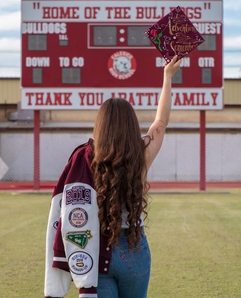 Senior Softball Pictures With Cap And Gown, Senior Pictures 2024 Ideas, High School Graduation Inspo Pics, Senior 2024 Picture Ideas, Senior Pictures At School Photo Ideas, Unique Senior Pictures Softball, 2023 Graduation Picture Ideas, College Graduation Pictures Sports, 2025 Senior Picture Ideas