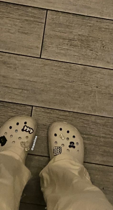 Beige Crocs Outfit, Crocs Streetstyle, Crocs Jibbitz Aesthetic, Jibbitz Aesthetic, Jibbitz Crocs Ideas, Beige Crocs, Drip Shoes, Jibbitz Ideas, Crocs With Jibbitz