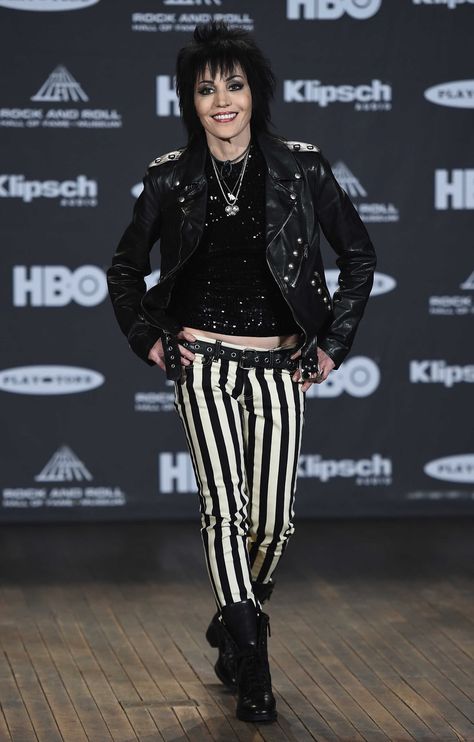 Joan Jett Proves That Sticking With Your Signature Style Just Works. Only try this look if you are Joan Jett. Joan Jett Outfits, Madonna Outfits, 70s Outfits Ideas, 80s Inspired Outfits, 80s Rocker, Rock And Roll Fashion, 70s Outfits, Joan Jett, 90s Fashion Outfits