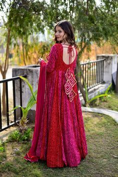 डिजाइनर कपड़े, Bandhani Print, Function Dresses, Stylish Kurtis Design, Trendy Outfits Indian, Lehenga Designs Simple, Anarkali Dress Pattern, Desi Fashion Casual, Indian Dresses Traditional