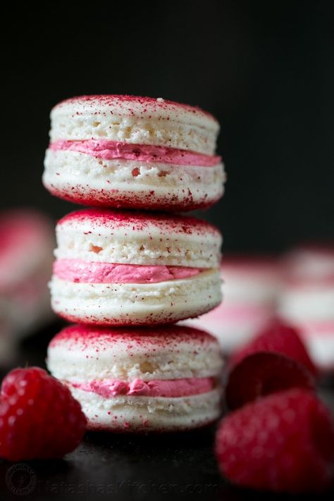 These raspberry macarons are tangy, sweet and melt-in-your-mouth amazing! Watch this great step-by-step video recipe from natashaskitchen.com Raspberry Macarons Recipe, Macaron Pistache, Raspberry Macarons, Raspberry Buttercream Frosting, Macarons Recipe, Raspberry Buttercream, Freeze Dried Raspberries, French Macaroons, Yum Recipes