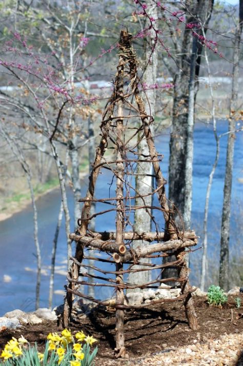 25 Cheap And Easy DIY Home And Garden Projects Using Sticks And Twigs - DIY & Crafts Diy Garden Trellis, Balcony Decoration, Garden Obelisk, Upcycle Garden, Garden Vines, Outdoor Decorating, Garden Artwork, Have Inspiration, Flower Gardens