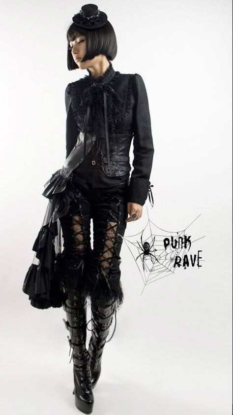 Love this look with the cropped pants! Gothic Imagery, Gothic Type, Moda Steampunk, Black Clothes, Punk Emo, Gothic Clothing, Goth Art, Punk Rave, Half Skirt