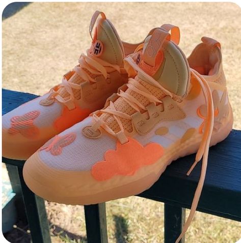 Harden Basketball Shoes, Writing On Basketball Shoes, Cute Basketball Shoes Women, Mismatch Basketball Shoes, Bright Basketball Shoes, Basketball Shoes Aesthetic, Colorful Basketball Shoes, Cute Basketball Shoes, Cool Basketball Shoes