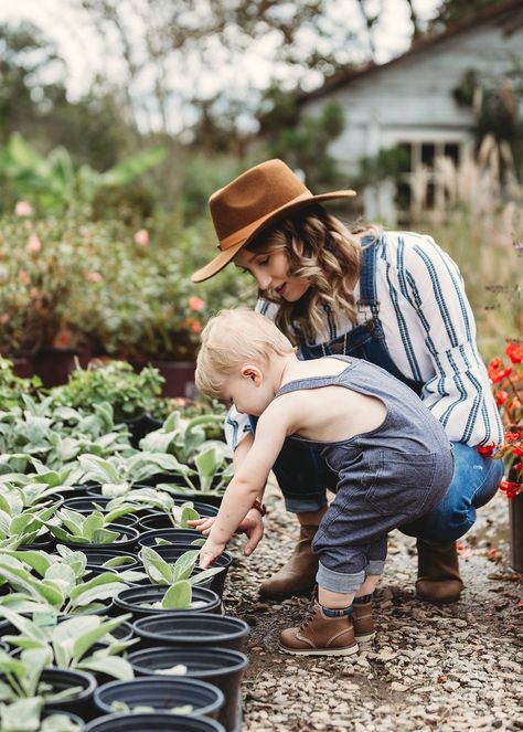 Mommy and me plant nursery photo. Greenhouse Pictures, Candid Family Photography, Gardening Photography, Mommy And Me Photo Shoot, Mother Pictures, Farm Lifestyle, Farm Photography, Family Photo Pose, Farm Photo