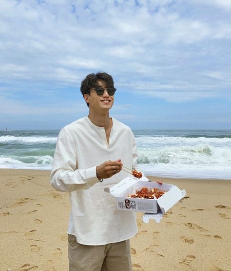 Men Aesthetic Outfits, Vacation Outfits Men, Kpop Fashion Men, 2023 Beach, Essentials For Men, Beach Outfit Men, Vacation Outfit Ideas, Holiday Outfits Summer, Minimalist Fashion Men