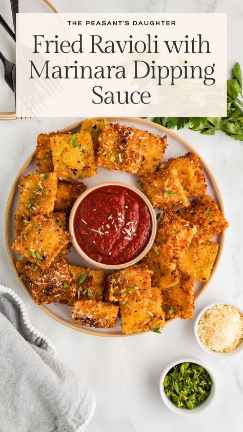 A platter of fried ravioli with marinara sauce for dipping. Fried Ravioli, Ravioli Recipe Filling, Fried Ravioli Recipe, Cheese Ravioli Recipe, Ravioli Sauce, Ravioli Filling, Spinach Ravioli, Cheese Ravioli, Ravioli Recipe