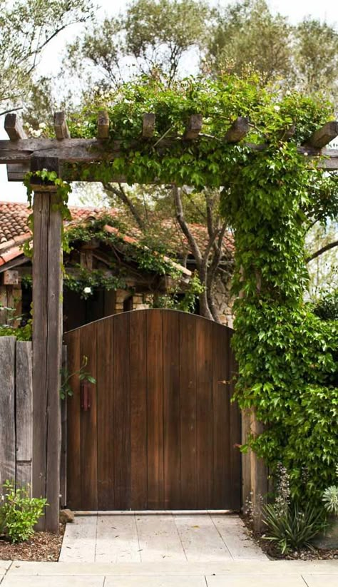 Front Door Landscaping, Garden Gate Design, Boxwood Garden, Front Fence, Wooden Gates, Garden Cafe, Driveway Gate, Outdoor Gardens Design, Fence Gate