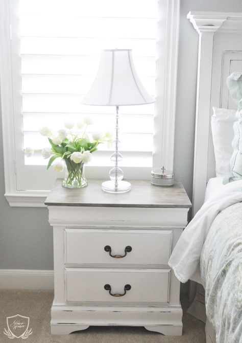 Nightstand Chalk Paint Tutorial Chalk Paint Tutorial, Muebles Shabby Chic, Painted Bedroom Furniture, White Nightstand, Night Stands, Trendy Bedroom, Distressed Furniture, Chalk Paint Furniture, White Furniture