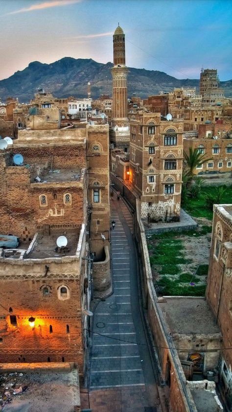 Yemen Architecture, Sanaa Yemen, Yemen Sanaa, Islamic Countries, Some Beautiful Pictures, Best Travel Quotes, Urban Planning, Boat Trips, Yemen