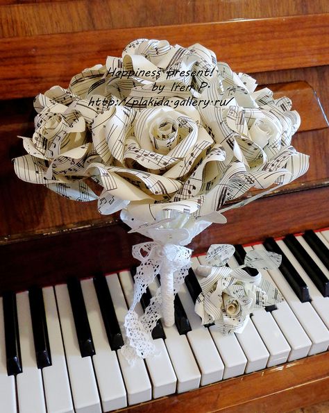 Music Bouquet, Vintage Music Wedding Theme, Sheet Music Flowers Diy, Sheet Music Flower Bouquet, Flowers On Piano Wedding, Giant Paper Roses, Sheet Music Crafts, Music Themed Wedding, Music Paper