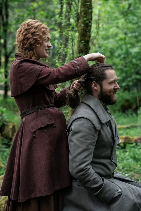 NEW HQ Stills From Outlander 6x08 "I Am Not Alone" - Outlander Online Outlander 7, Brianna And Roger, Outlander Season 6, Fraser Clan, Sophie Skelton, Outlander Characters, Richard Rankin, Outlander Tv Series, Sam Heughan Outlander