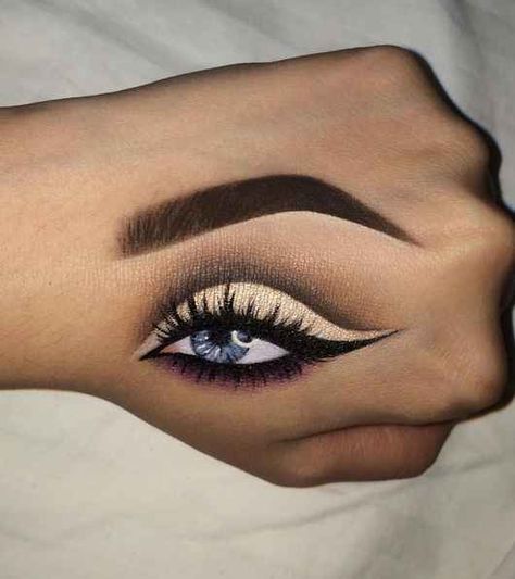 That cut crease could cut a man. Eye Makeup On Hand, Maquillage Yeux Cut Crease, Oval Makeup Brush, Drag Make-up, Hand Makeup, Makeup Drawing, Best Eyebrow Products, Eyebrow Shape, Eye Makeup Art