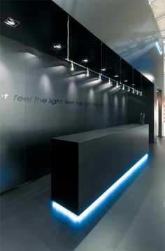 Reception Desks Office, Modern Counter Design, Black Office Design, Led Lights Office, Black Reception Desk, Hospital Reception, Reception Office, Office Reception Design, Light Office