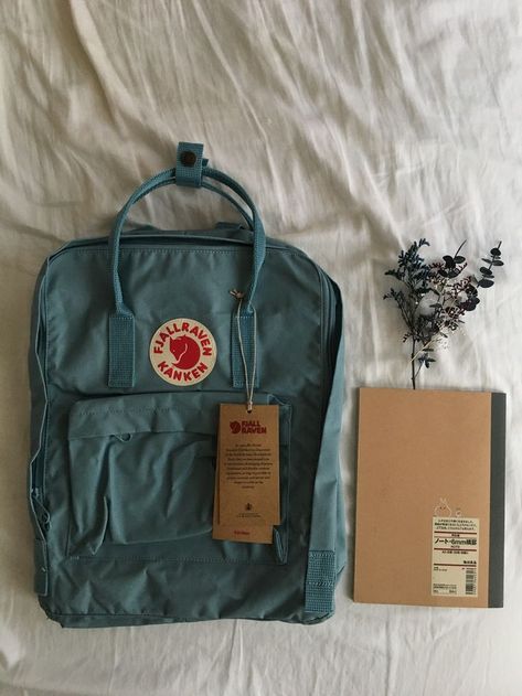 Aesthetic Flatlay, Mochila Fjallraven Kanken, Girly Backpacks, Best Backpacks For School, Pretty Tote Bags, Backpack Fjallraven, Teen's Backpack, High School Backpack, Stylish School Bags