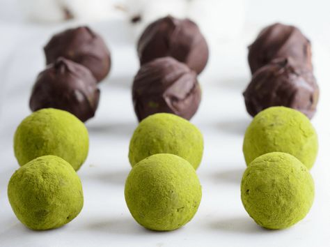 Chocolate Bonbons Recipe, Brownie Truffles, Matcha Chocolate, Dark Chocolate Truffles, Truffle Recipe Chocolate, Truffle Recipe, Homemade Chocolate, Chocolate Truffles, How To Make Chocolate