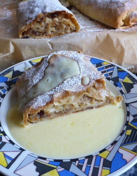 German Apple Strudel Recipe, Chocolate Bun Recipe, Vanilla Sauce Recipe, Pudding Sauce, Strudel Recipes, Custard Sauce, German Desserts, Vanilla Sauce, Apple Strudel