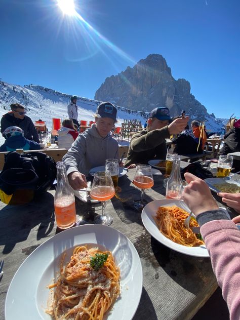 Vintage Aspen Aesthetic, Skiing Alps Aesthetic, Skiing In Aspen, Winter Aesthetic Skiing, Canada Skiing Aesthetic, Cozy Ski Lodge Aesthetic, Apre Ski Aesthetic, Skiing Vision Board, Ski Chalet Aesthetic