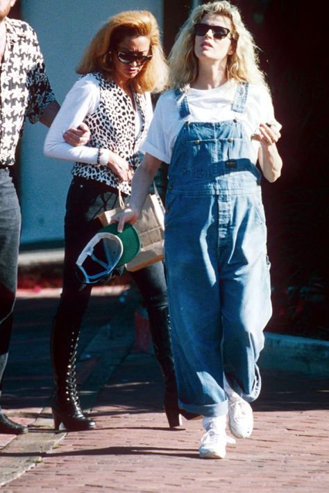 Cool Maternity Outfits, Vintage Maternity Clothes, Pregnant Street Style, Maternity Denim Dress, Pregnant Clothes, Pregnant Outfit, Celebrity Maternity Style, 90’s Outfits, Vintage Maternity