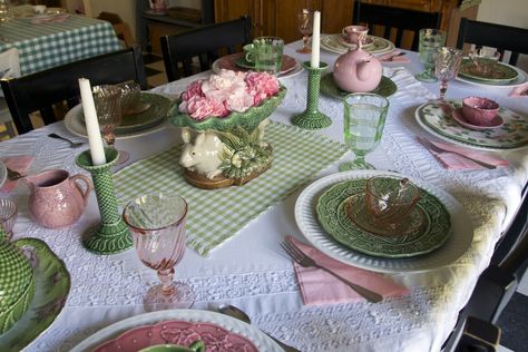 Pink And Green Picnic Aesthetic, Pink And Green Bday Party, Pink And Green Decorations, Pink And Green Theme Party, Pink And Green Dinner Party, Pink And Green Birthday Theme, Green And Pink Table Setting, Green And Pink Birthday Decor, Green And Pink Birthday Party