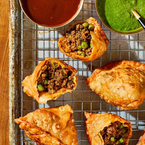 One of the most well-known samosa fillings, kheema is a spiced lamb or meat filling, flavored with turmeric, byadgi chillies, cumin, and garam masala. Lamb Samosa, Spiced Lamb, Ground Lamb, Samosa, Frozen Peas, Spring Rolls, Gin And Tonic, Garam Masala, Curry Recipes