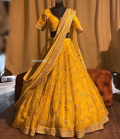 Holud Outfit, Haldi Ideas, Lengha Blouse, Flared Lehenga, Ceremony Outfit, Latest Bridal Lehenga Designs, Haldi Dress, Character Wardrobe, Simple Lehenga