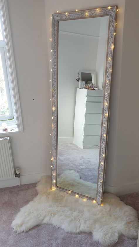 Lamp On Dresser Bedroom, Floor Vanity Ideas Bedroom Diy, Rug Mirror, Wall Mount Mirror, Mirror Bedroom Decor, Stylish Room Decor, Colorful Room Decor, White Room Decor, Diy Room Decor For Teens