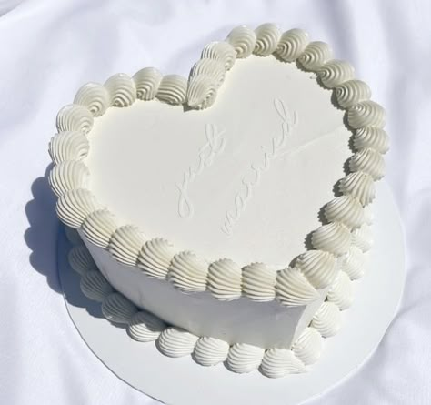 Retro Wedding Cakes, Heart Shaped Wedding Cakes, Engagement Party Cake, Heart Wedding Cakes, Heart Cakes, Classic Wedding Cake, Heart Shaped Cakes, Engagement Cakes, Simple Wedding Cake