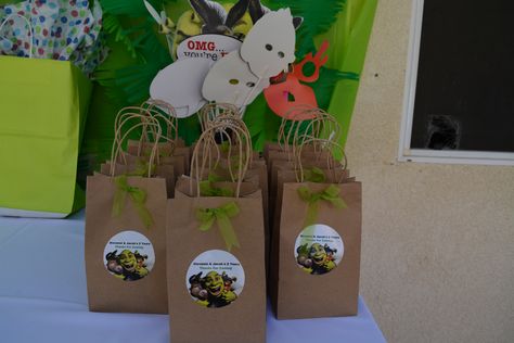 Shrek Goodie Bags, Shrek Treats Party Ideas, Shrek Party Favors, Shrek Snacks Food Ideas, Shrek Candy Bags, Shrek Girl Birthday Party, Shrek Themed 21st Birthday, Shrek Birthday Party, Shrek Cake