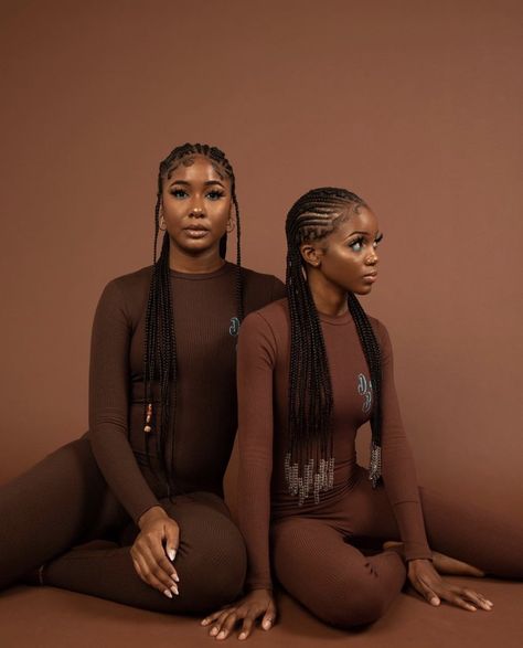 Duo Photography, Sew In Extensions, Brown Skin Girl, Sisters Photoshoot Poses, Friendship Photoshoot, Headshots Women, Hair Braider, Sisters Photoshoot, Hair Photography