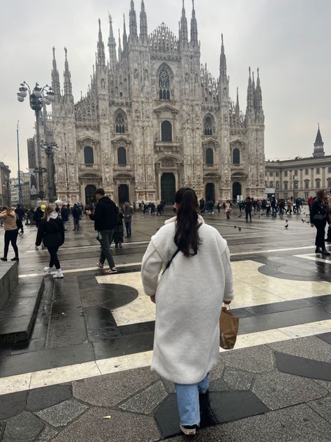 #milano #duomo #winter #fashion #aesthetic #christmas Christmas In Milan, Milan Winter Aesthetic, Milan Aesthetic Girl, Milan Winter, Winter Fashion Aesthetic, Milan Duomo Aesthetic, Milano Aesthetic, Milano Instagram Photos, Milano Duomo