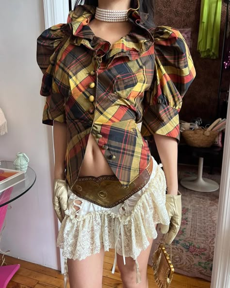 All posts • Instagram Charms On Clothing, Plaid Outfit Aesthetic, Mixing Prints Fashion, Editorial Outfits, Mode Aesthetic, Art In Fashion, Plaid Outfit, Plaid Clothing, Championship Belt