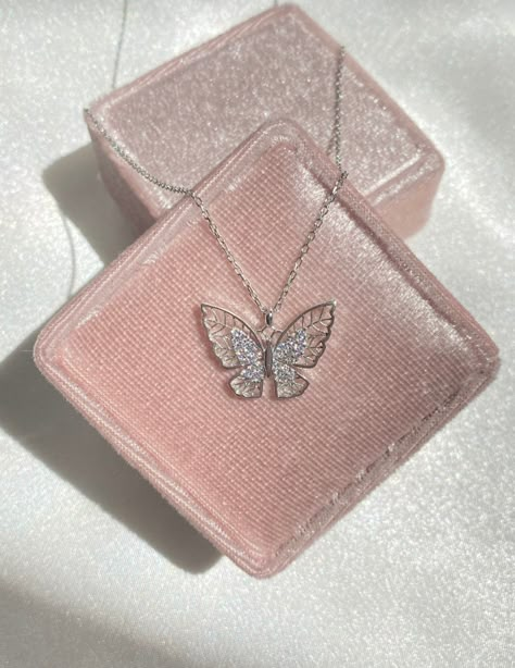 Butterfly Art Aesthetic, Aesthetic Insects, Aesthetic Wings, Collage Butterfly, Butterflies Aesthetic, Minimalist Silver Necklace, Digital Butterfly, Neon Butterfly, Minimalist Butterfly