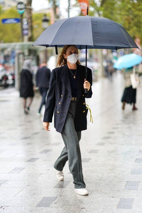 8 Cool Rainy-Day Outfit Ideas | Who What Wear Paris Rainy Day Outfit, Cold And Rainy Outfit, Rainy Outfit Ideas, Rainy Day Work Outfit, Outfit For Rainy Day, Raining Day Outfit, Rainy Weather Outfits, Rainy Day Outfit Winter, Rainy Day Outfit Casual