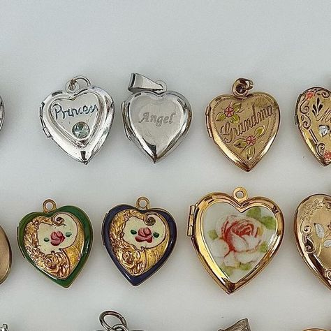 𝓰𝓮𝓶𝓲𝓷𝓲 𝓳𝓮𝔀𝓮𝓵𝓼 on Instagram: "VINTAGE DROP 8 ༺♡༻ old vintage lockets dropping valentine’s day 2/14 @ 12pm pst ❣️all personally sourced by me and only one of each — once sold, gone." Gemini Jewels, Vintage Lockets, Gadgets And Gizmos, Old Vintage, Locket, On Instagram, Quick Saves, Instagram