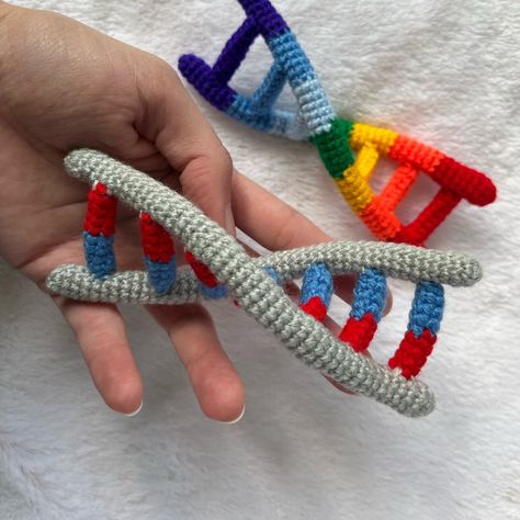 Crochet Dna Free Pattern, Crochet Science Stuff, Medical Crochet Patterns, Psychology Crochet Pattern, Science Crochet Pattern, Crochet Bacteria, Dna Crochet, Medical Crochet, Math Crochet