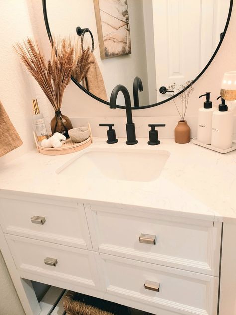 Bathroom Counter Decor Ideas, Bathroom Counter Decor, Restroom Decor, Decor Baie, Counter Decor, Bathroom Decor Apartment, Dark Furniture, Bathroom Counter, Bathroom Design Decor