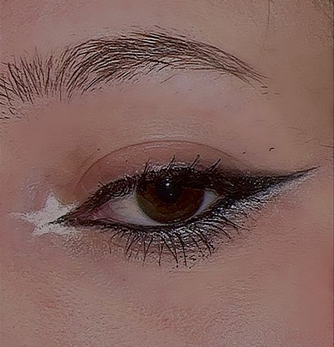 Star Themed Eye Makeup, Star Highlighter Makeup, Grunge Hoco Makeup, Highlighter Makeup Inner Eye, Eye Highlighter Makeup, Highlighter Inner Eye, Simple Star Makeup, Inner Corner Star Eyeliner, Highlight Inner Corner Eye