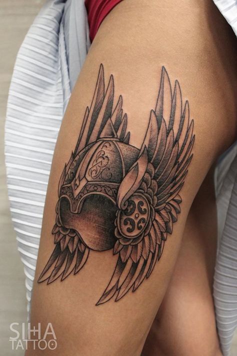 Elmo Valkíria Valkyrie Helmet, Valkyrie Tattoo, Helmet Tattoo, Tattoo Traditional, Graphic Style, Black And Grey Tattoos, Dreamcatcher Tattoo, Tattoo Studio, Realism