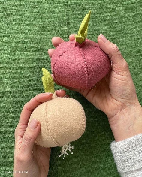 Felt Food Vegetables, Felt Onion Pattern, Felt Vegetables Pattern Free, Felt Bread Pattern, Felt Bell Pepper, Felt Fruit And Vegetables Diy, Felt Vegetables Pattern, Felt Berries, Felt Veggies