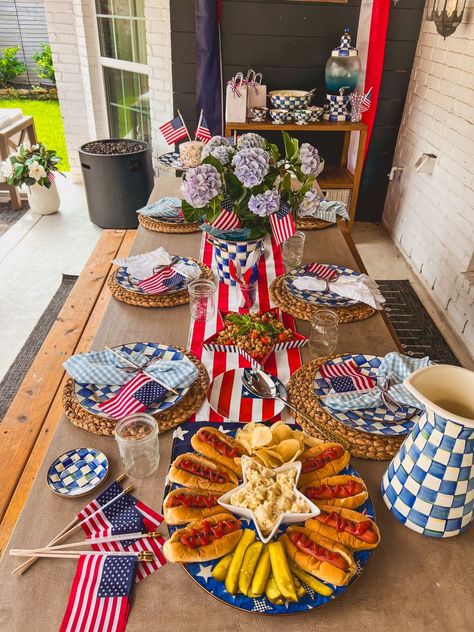 4th Of July Table Spread, 4th Of July Food Decorations, Outdoor 4th Of July Party, 4th Of July Spread, Fourth Of July Food Table Set Up, 4th Of July Party Decor, Classy Fourth Of July Decor, Elegant Patriotic Table Decorations, Elegant Patriotic Tablescapes