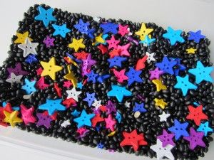 black beans and colorful stars equal a color matching sensory box! Star Sensory Bin, Space Activities For Preschool, Star Sensory, Sensory Table Ideas, Space Preschool, Sensory Tubs, Sensory Tub, Preschool Sensory, Teach Preschool