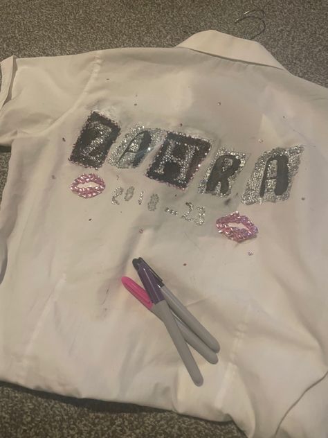 Leavers Shirt Template, High School Leavers Shirts, Leavers Shirt Inspiration, Mean Girls Leavers Shirt, Leavers Shirt Designs Bratz, Leaver Shirts Designs Uk, Leavers Shirt Ideas Aesthetic, Cool Leavers Shirt Designs, Girly Leavers Shirt